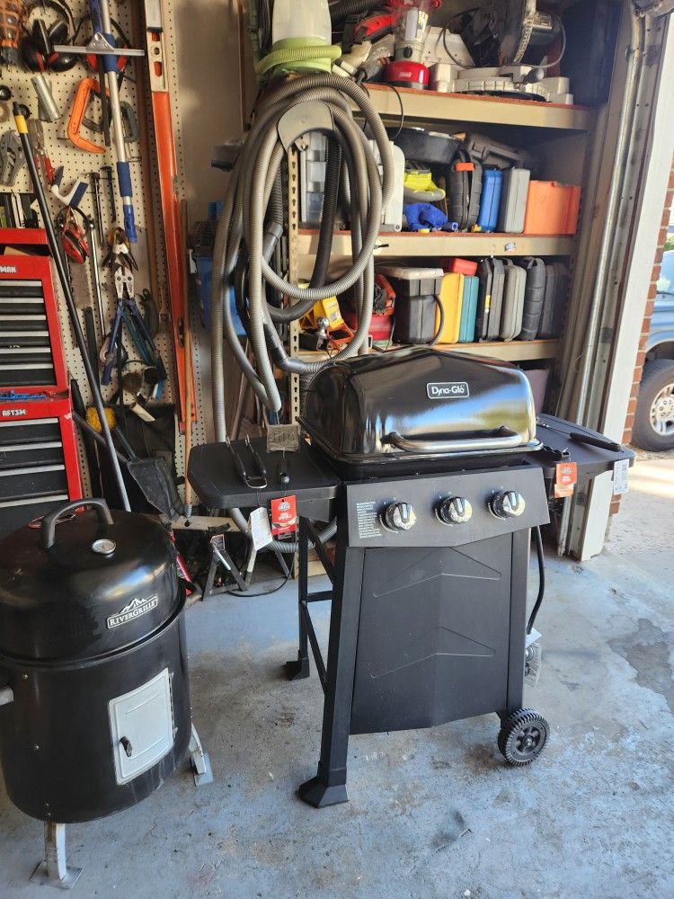 Dyna Glo 3 Burner BBQ With Cover Brand New Tool Set Grill , And Kettle Smoker $100
