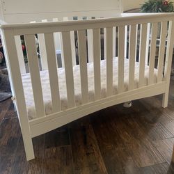 white crib includes matress! 