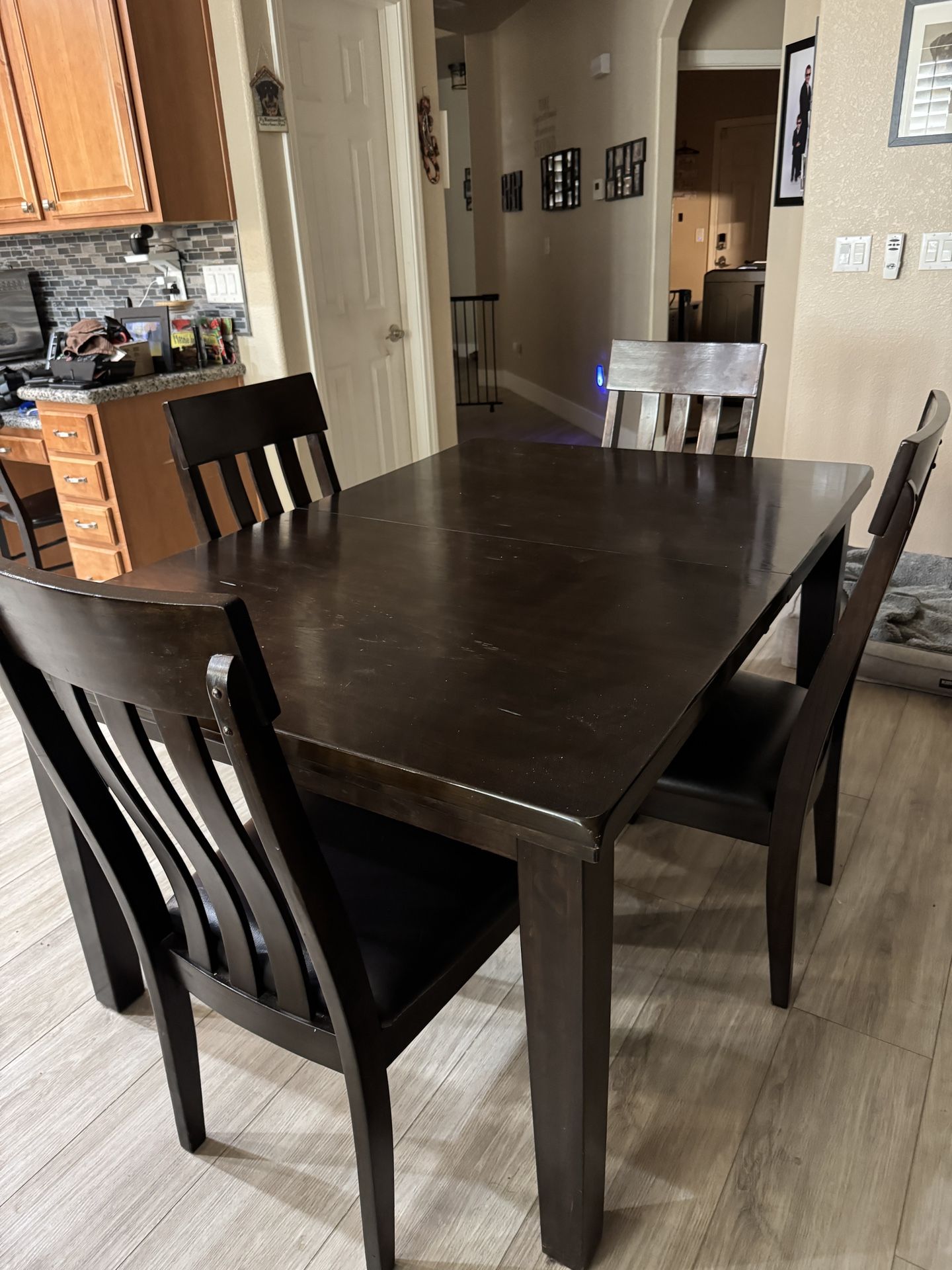 Kitchen table + 4 Chairs