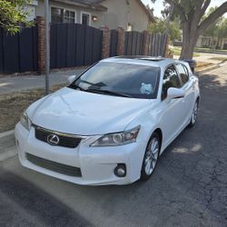 White Lexus CT 200h