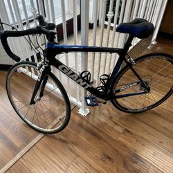 GIANT TCR ADVANCED CARBON FIBER BICYCLE IN USED CONDITION 