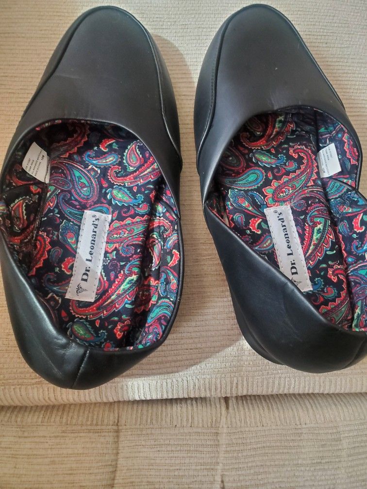 Nice Pair Of Men's Black Slippers Made By Dr Leonard's Size 12 Wide