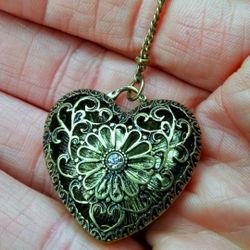 AnTiQuEd HeArT PeNdAnT NeCkLaCe