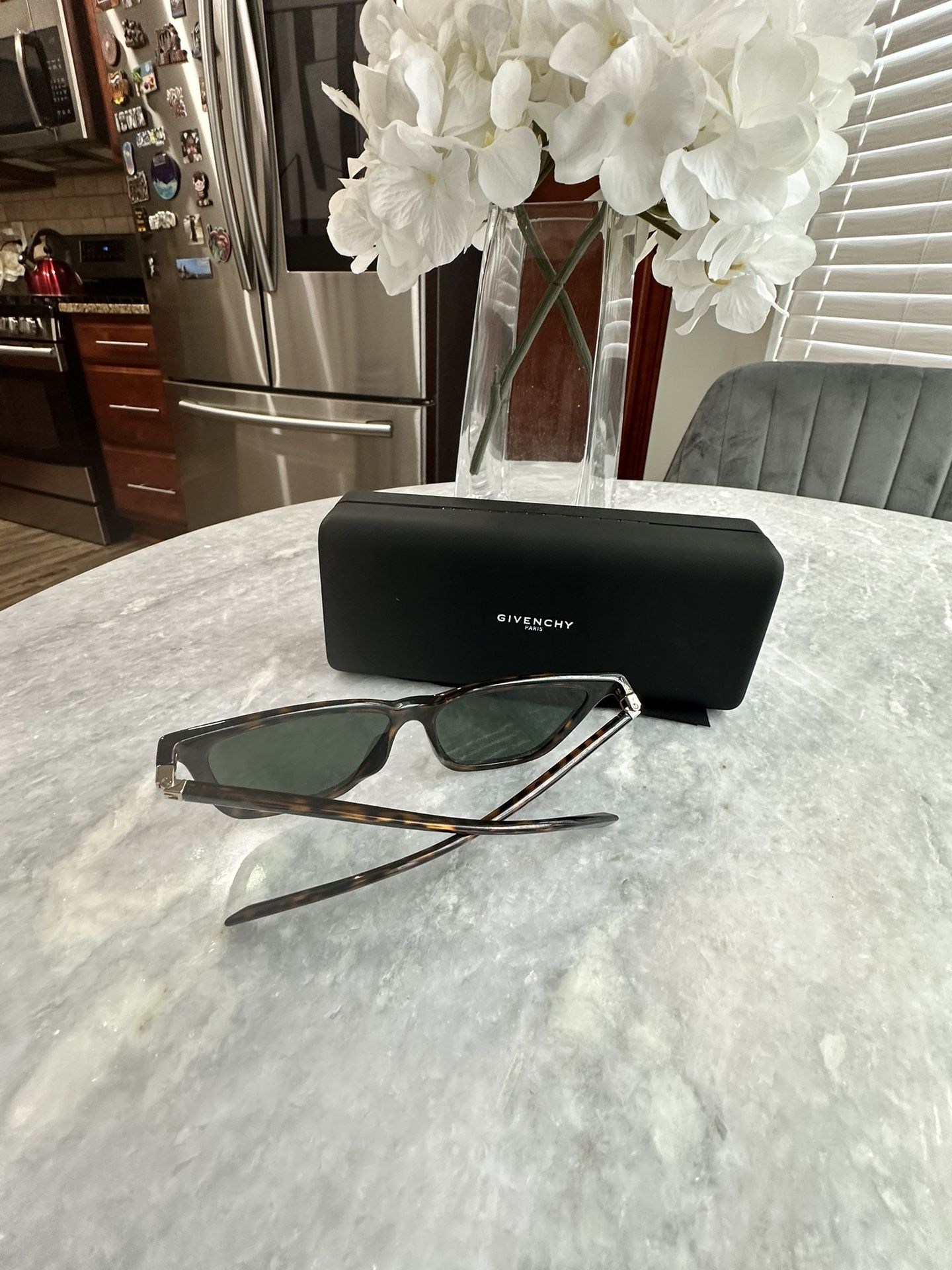 preowned GIVENCHY women sunglasses - www.disolcolor.com