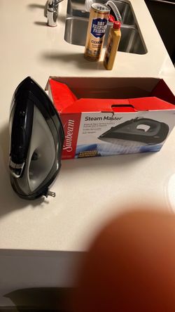 Iron w Retractable Cord