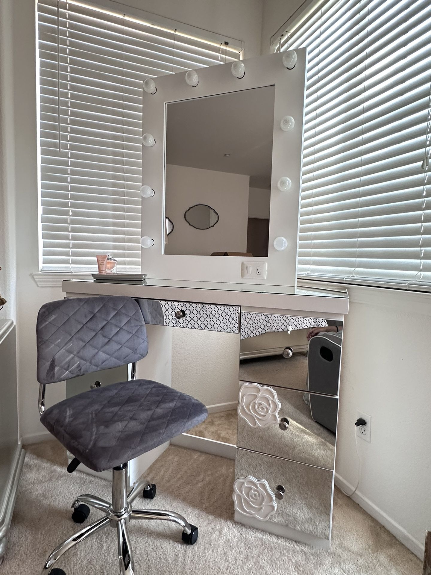 Vanity With Lighted Mirror And Chair 