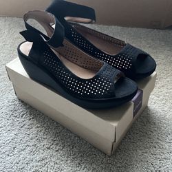 Women's Clarks Wedge Sandals Size: 9,5 NEW
