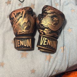 14 0z Used Venom Sparring Gloves 
