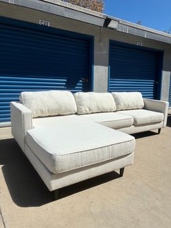 Living Spaces Sectional Couch 🛻Delivery Available🛻
