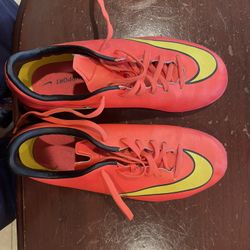 Red Nike Soccer Shoes 3.5 Size
