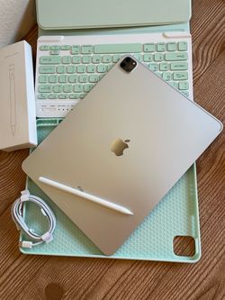 iPad Pro 12.9” (M1 chip / 2021) 5th Generation 128GB with  keyboard case and pen & Accessories