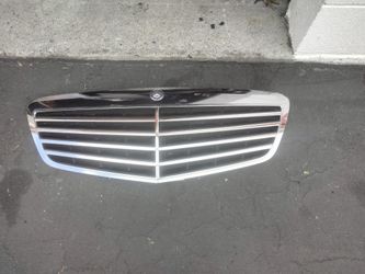 2007-2011 Mercedes S550 Grill With Emblem OEM.