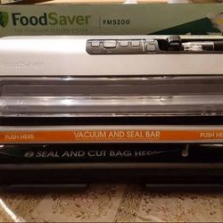 Foodsaver FM5200 vacuum sealer barely used the plastic cutter is missing other than that item works great 