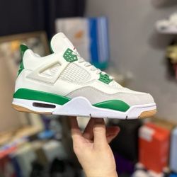 Green sports basketball shoes