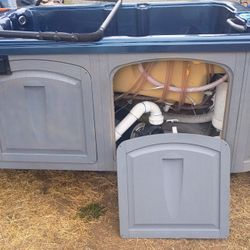 LOADED HOT TUB-INSANE PRICE