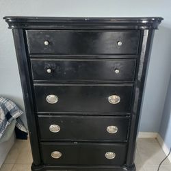5 Drawer Dresser And Night Stand 