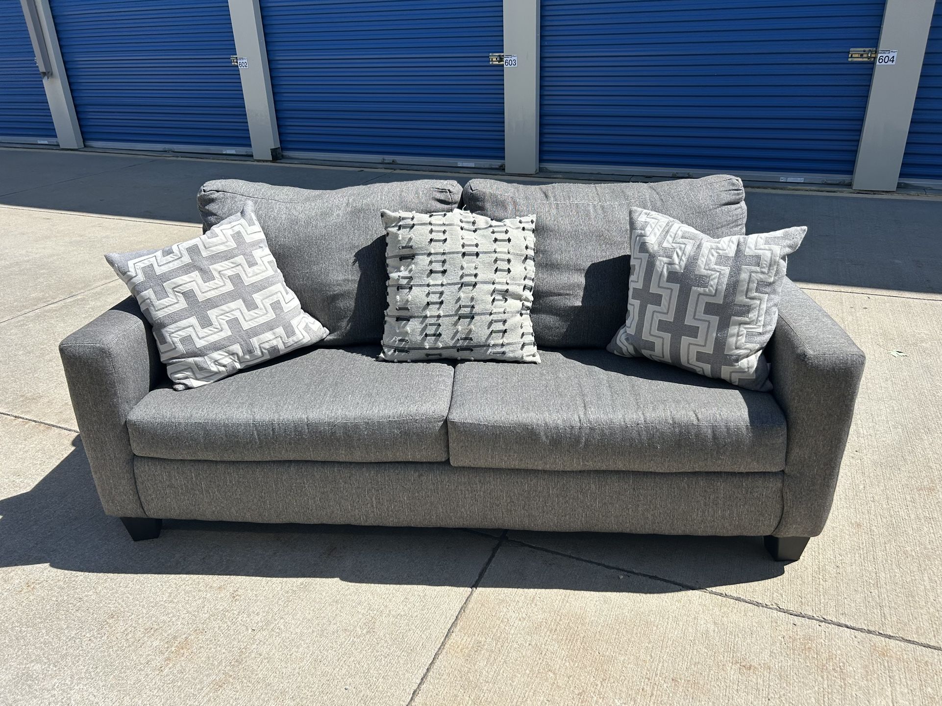 FREE DELIVERY 🚚🚛🚚 super Nice Gray Couch