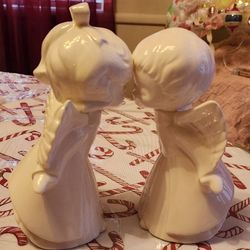 Vintage Christmas Kissing Angela 🎄