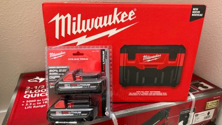 Milwaukee M18 Combo - 2-Gallon Vacuum + 2 Pack HO 3.0 Batteries High out