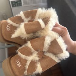 Size 8 Women Ugg Boots With  Bow