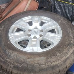 3 Rines Con Llanta De Nissan 
