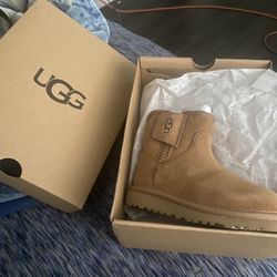 Selling Toddler Uggs Size 9c In Great Condition Never Worn 