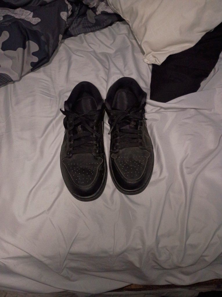 Jordan 1 Low, Triple Blacks