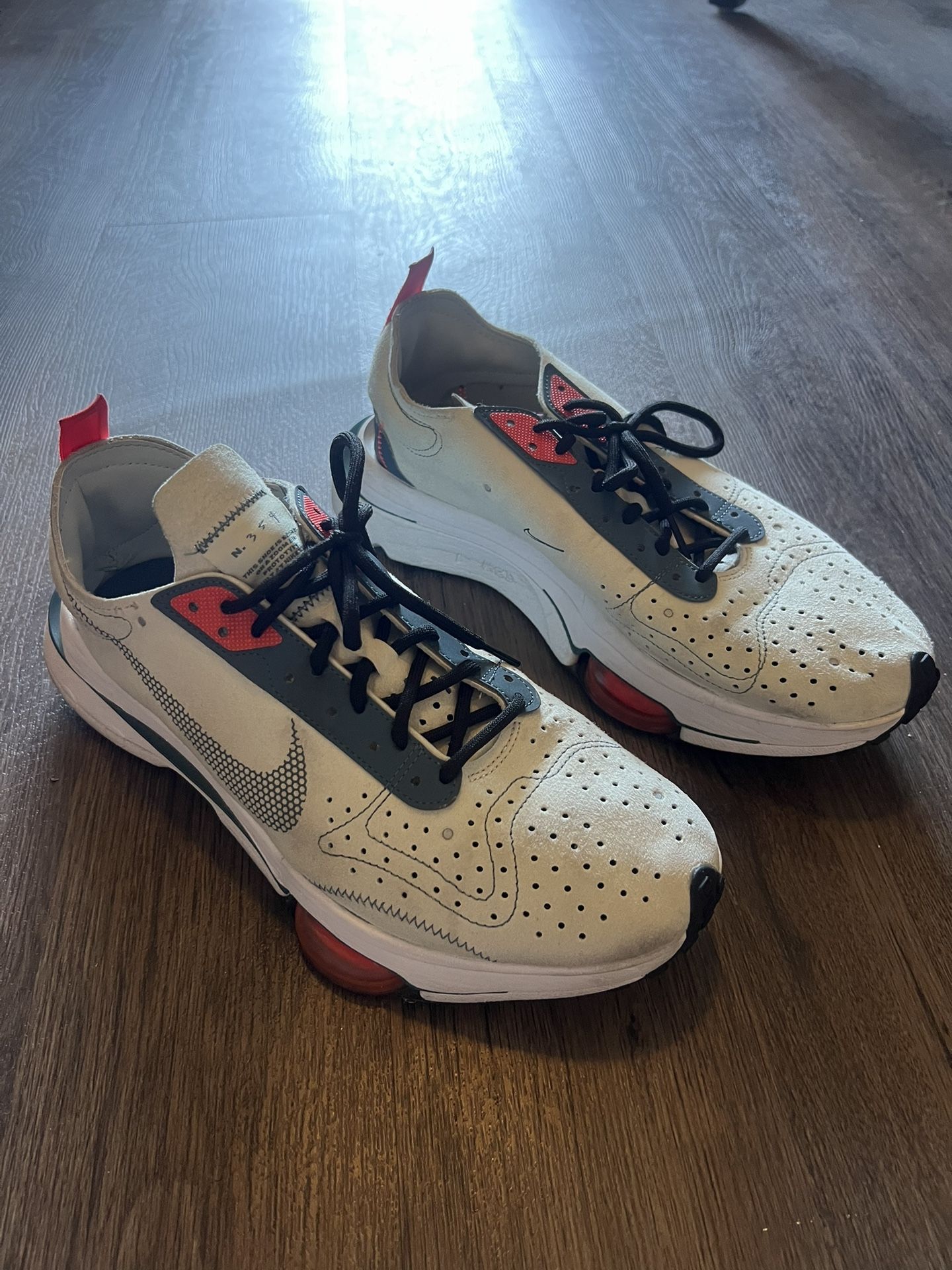 Nike athletic shoes men’s size 9.5 like new