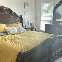 King Bed With Adjustable Base And Twin XL mattresses !!