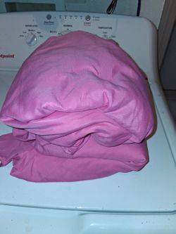New no box full dark pink sheets and stantard pillow casas