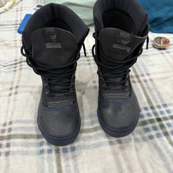 Vans standard snow MTE snowboarding boots size 9 1/2 men’s excellent condition basically new