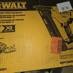 Dewalt Max XR 2-1/2 In 15 Gauge Finish Nailer (Kit)