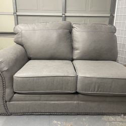 🔲 New in plastic/box Sofa Ashley model Olsberg left arm Facing Loveseat $199 💥