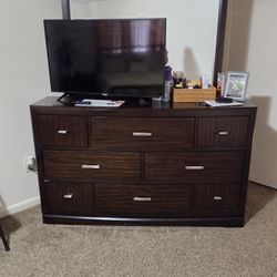 Dresser With Mirror 