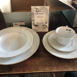 Noritake China Whitecliff pattern 2 sets