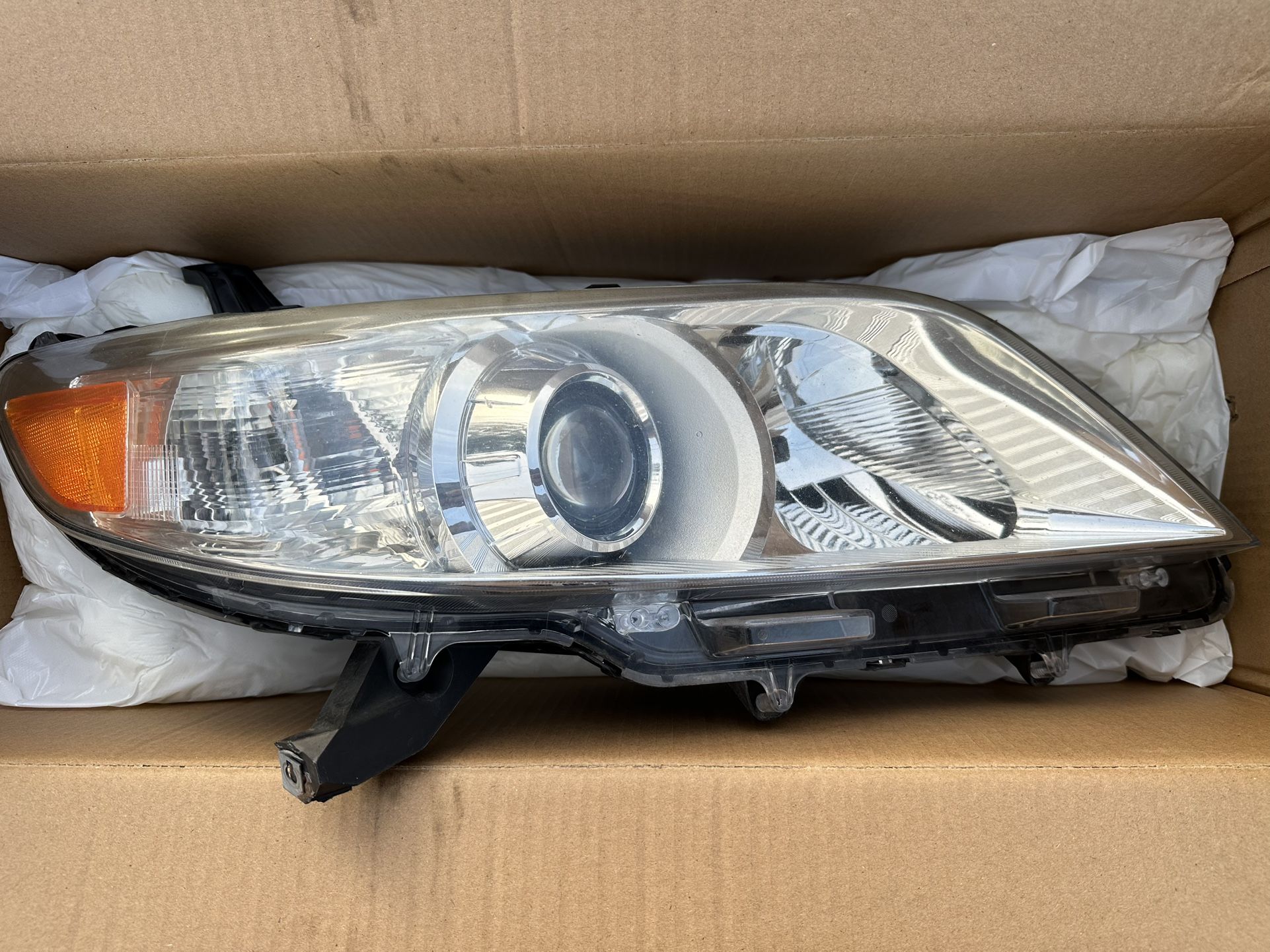 2011 2020 toyota sienna OEM headlight 2018 sienna XLE 4WD take out at 100k no issues