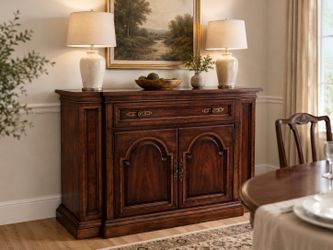 🚨 PRICED FOR FAST SALE – Vintage Bernhardt Solid Wood Flip-Top Server / Buffet