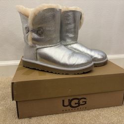Silver Metallic UGG Bailey Bow Boots Size Women’s 4