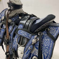 Montura charra súper bordada con Herrage y fuste plateado completo