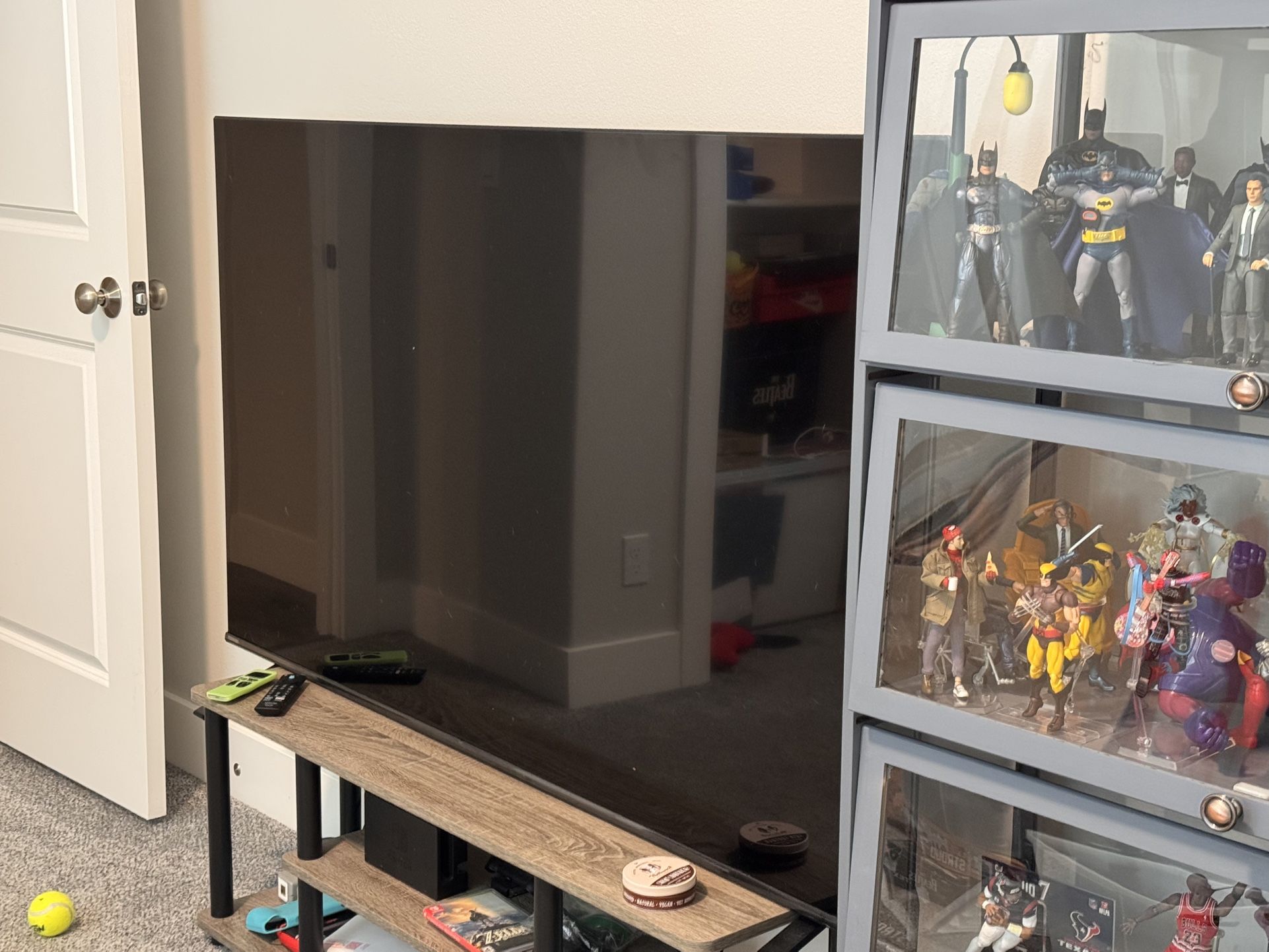 TOSHIBA TV 55” Like New!