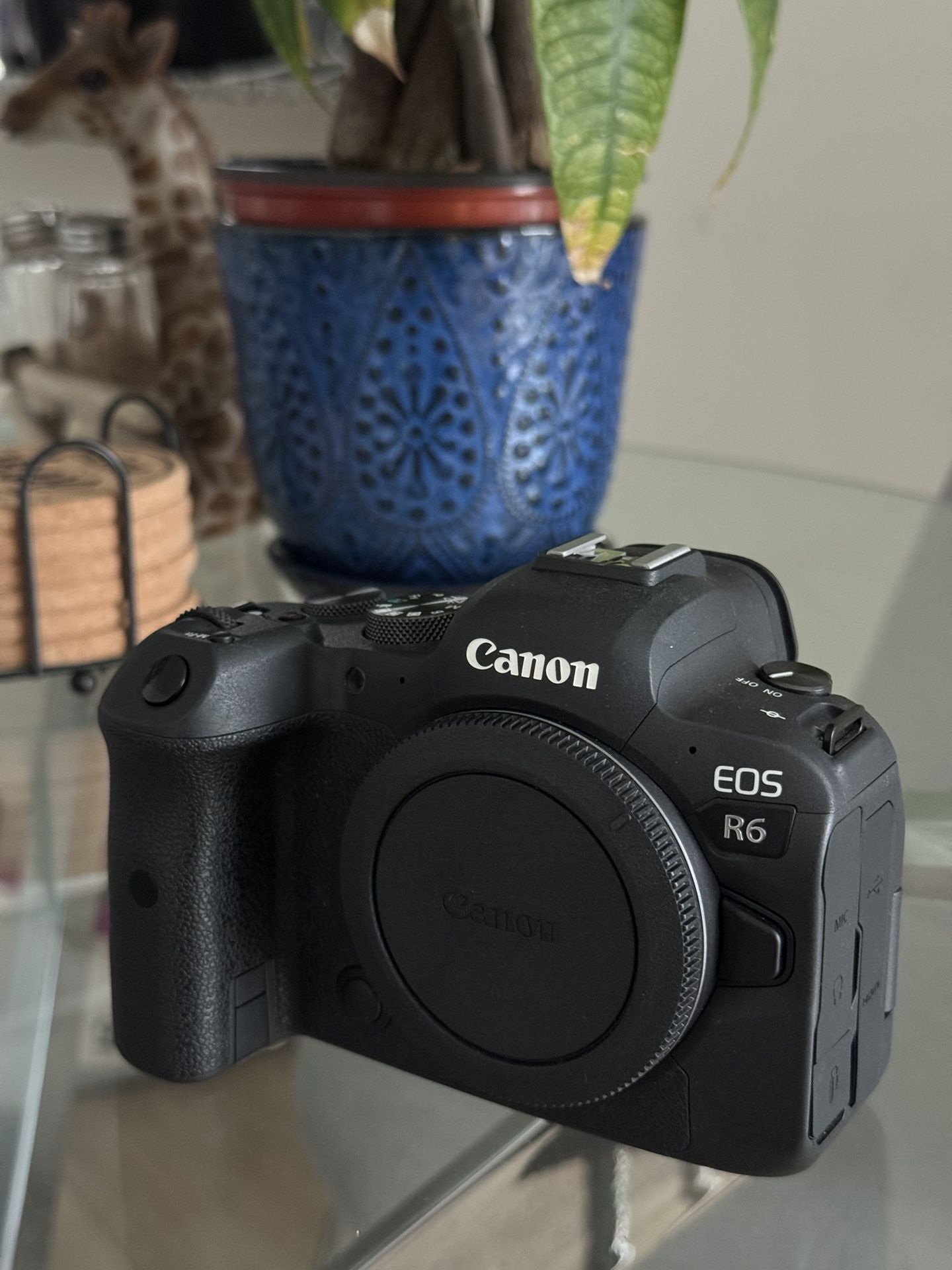 CANON R6 MIRRORLESS LIKE NEW + 24mm 1.8 RF + Flash FREE