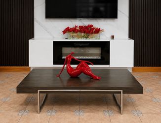 Coffe table and women sculpture red
