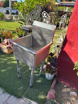 Commercial Sink with Release Handle