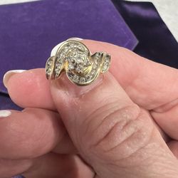 Ladies ring 14K gold W/Diamonds Size 7 w/appraisal