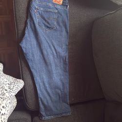Levi Capri Pants 