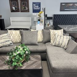 Beautiful Gray Sofa Chaise 🩷✨ Easy Financing Available ✅