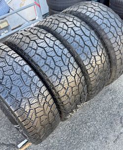 265 75 16 PATAFINDER I sell this Seth of tires with 80% life the 4