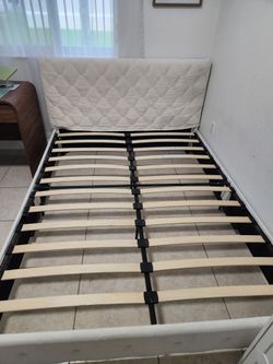 Queen-Sized Bed (Cama tamaño Queen)_