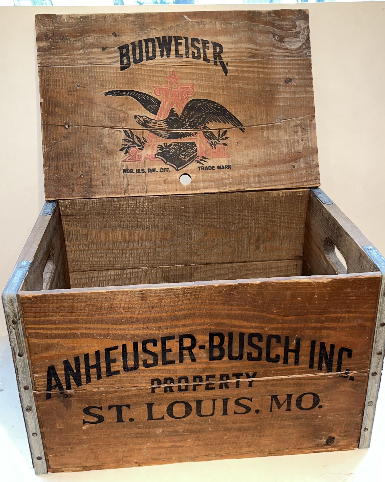 VTG BUDWEISER ANHEUSER-BUSCH INC WOOD CRATE W’ CHECKER BOARD & WOODEN CHECKERS