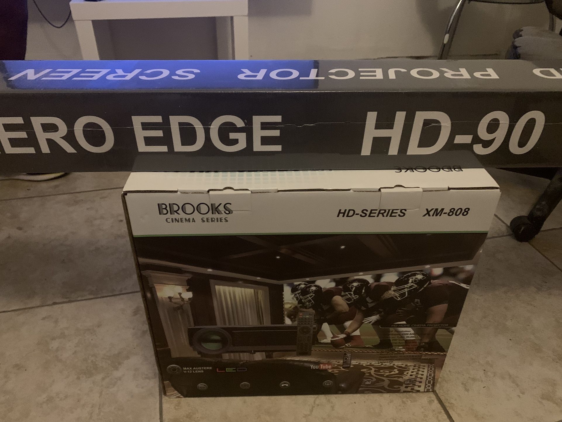 Brooks Cinema Series HD XM-808 Black Projector Go